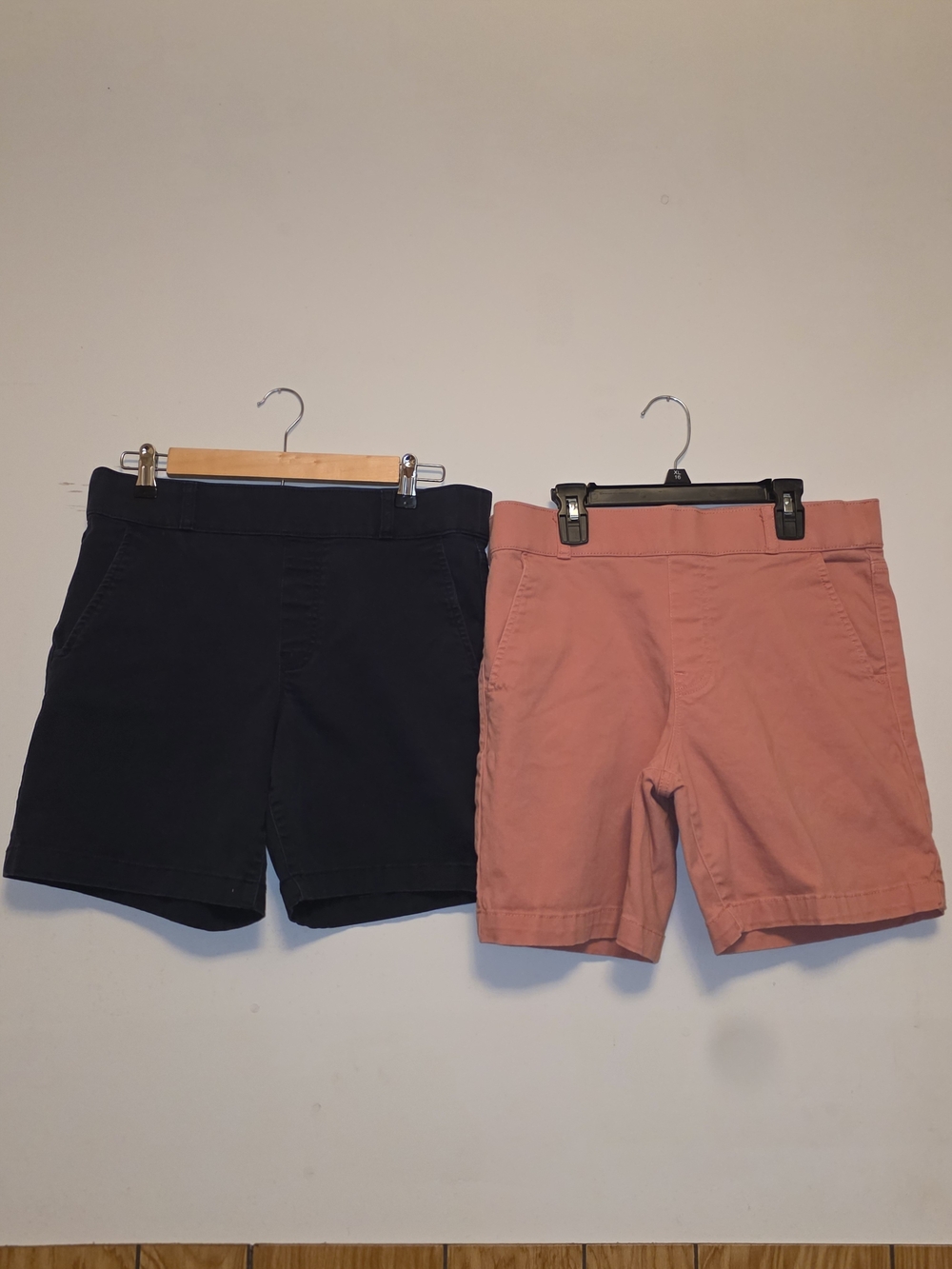 Gloria Vanderbilt Women's Cargo Shorts - Black & Coral Pink